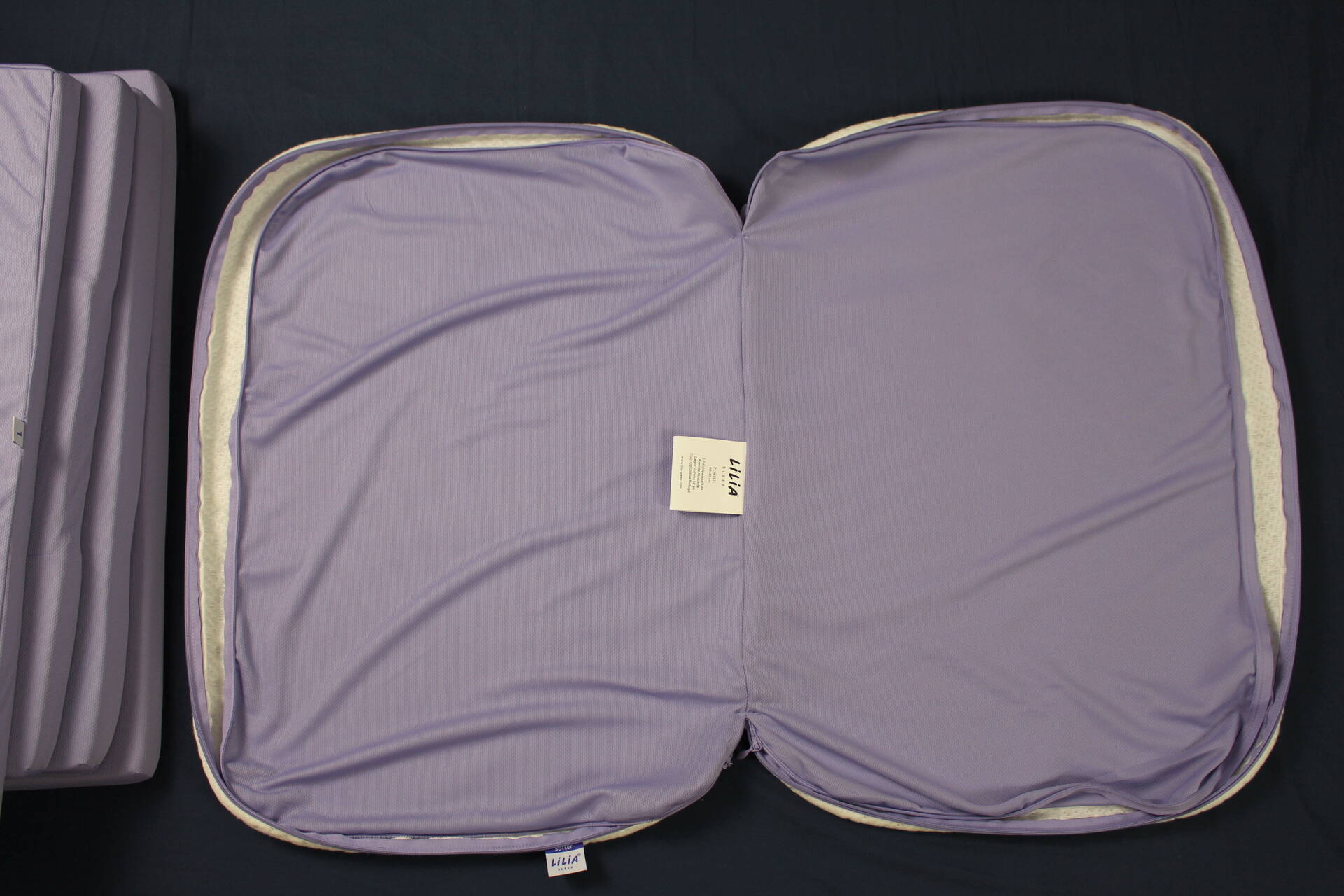 Ein Fach besteht aus zwei weicheren Schaumstoffschichten, das andere aus zwei festeren Schichten. Foto:  © Schlaf.de